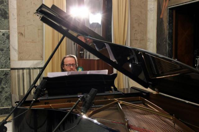 il pianista Prosseda mentre esegue "Campane all'alba" di Francesco Marino